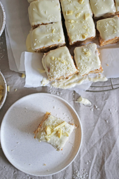 Kokos Blondies mit weißer Schokolade